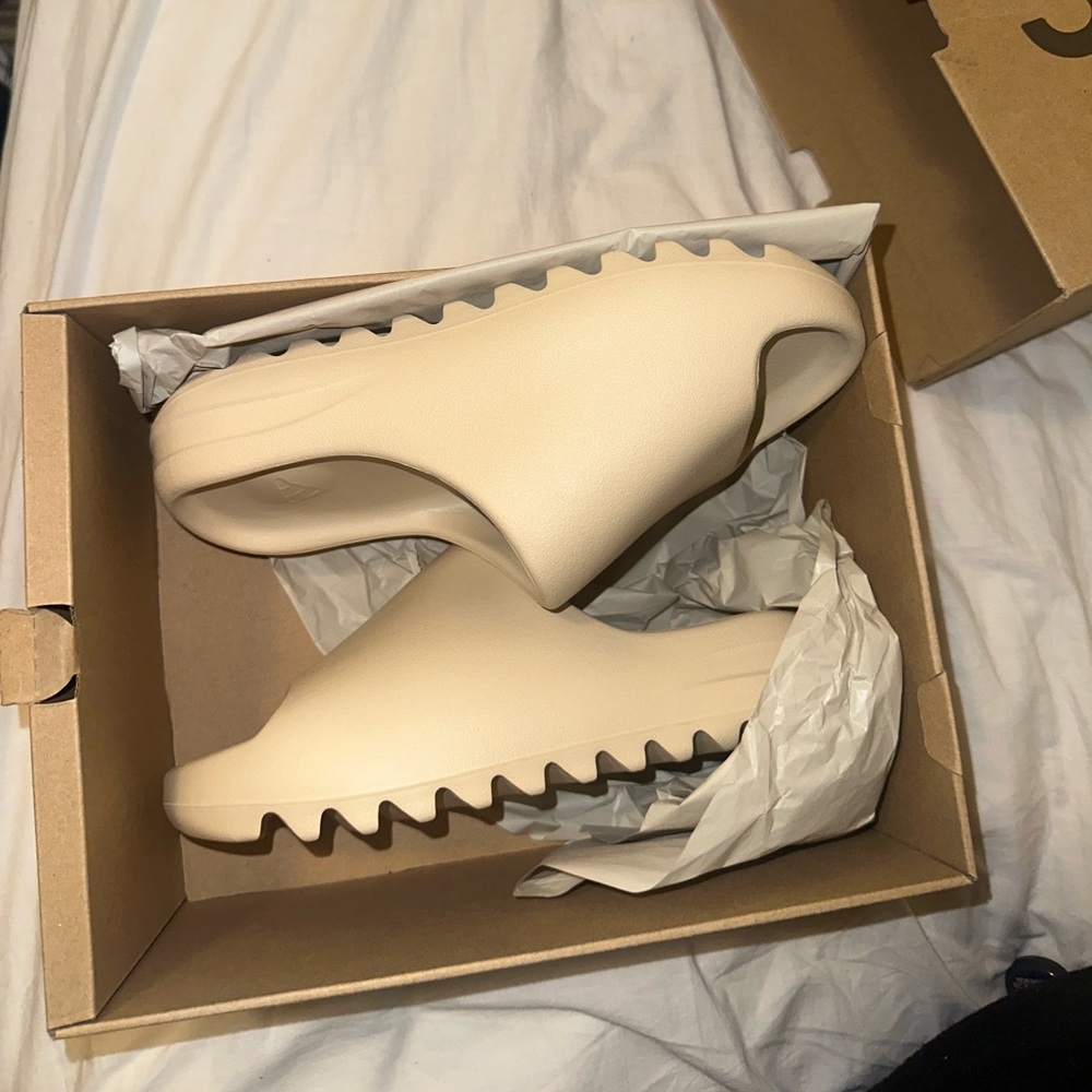 YEEZY SLIDES